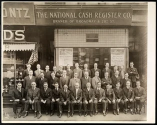 Gruppe von Männern der National Cash Register Co. vor der Filiale Broadway und 28th Street, New York, 1916